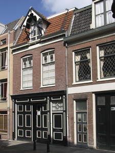 872044 Gezicht op de voorgevel van het pand Waterstraat 9 in Wijk C te Utrecht, waarvan de begane grond in gebruik was ...